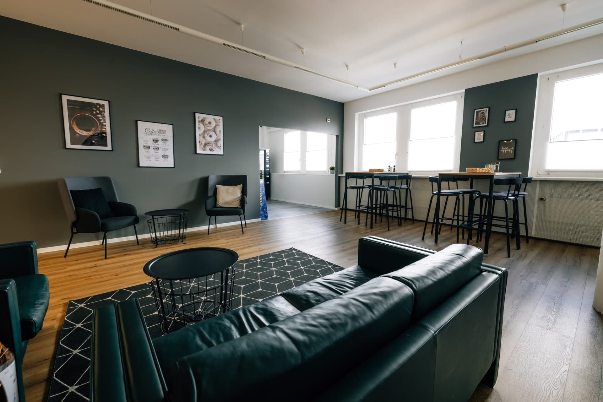 Cafeteria mit Sofa und Sitzbereich