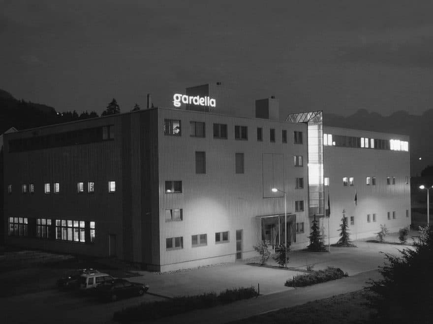 Das Gardella Gebäude bei Nacht mit beleuchtetem Schriftzug