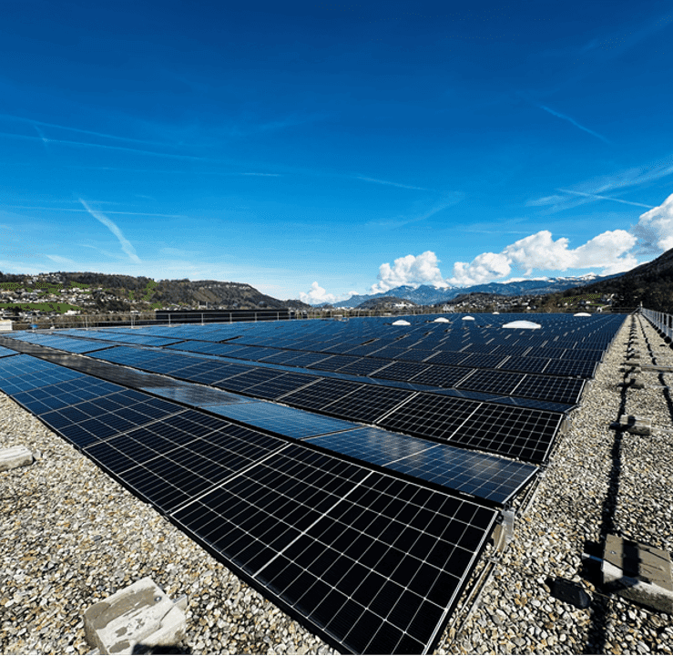 Photovoltaikanlage auf dem Dach des Gardella Industrieparks