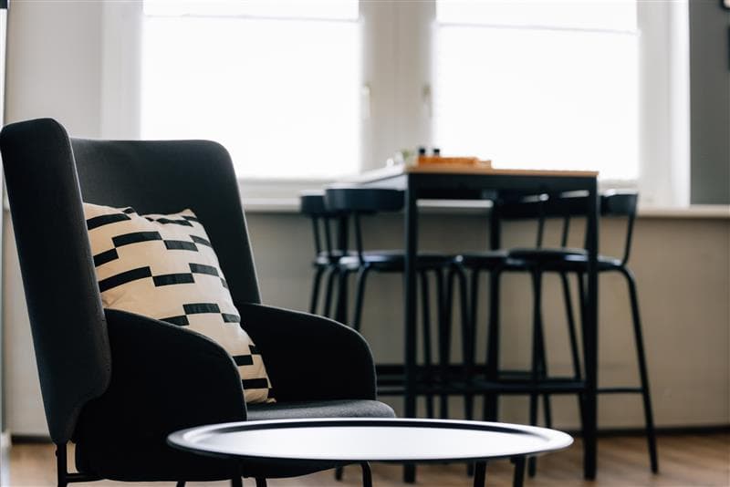 Möbliertes Büro mit Sitzbereich
